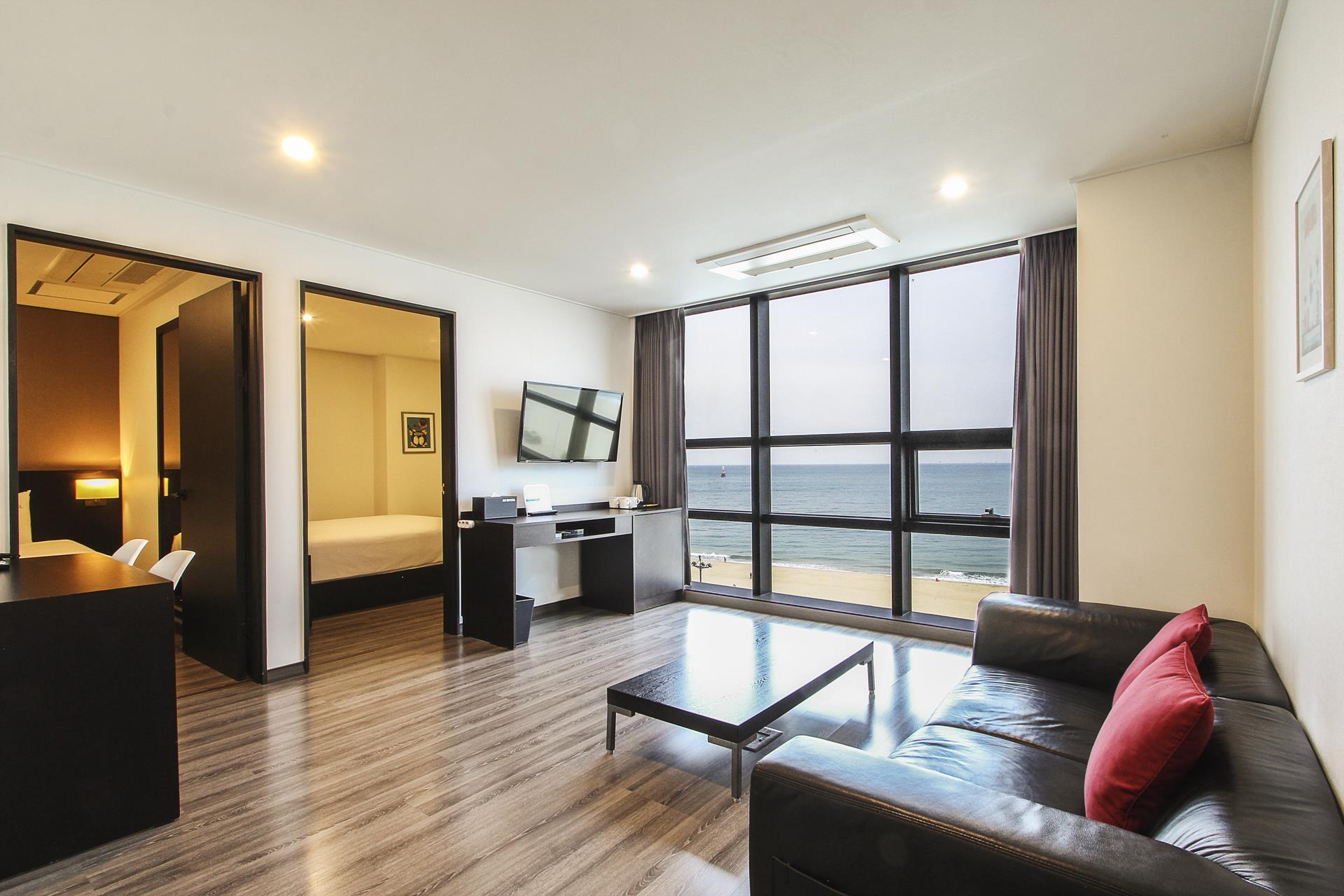 FAMILY SUITE, LIVING AREA