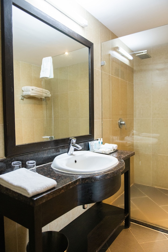 Acacia Premier Hotel 65/66