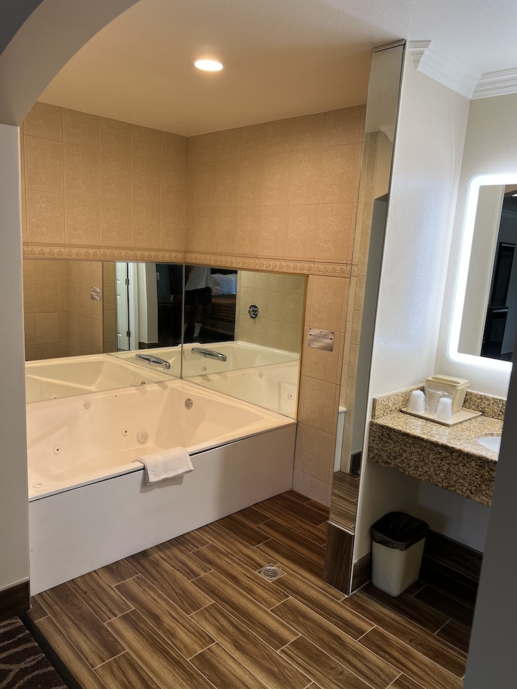 Walnut Inn & Suites 40/44
