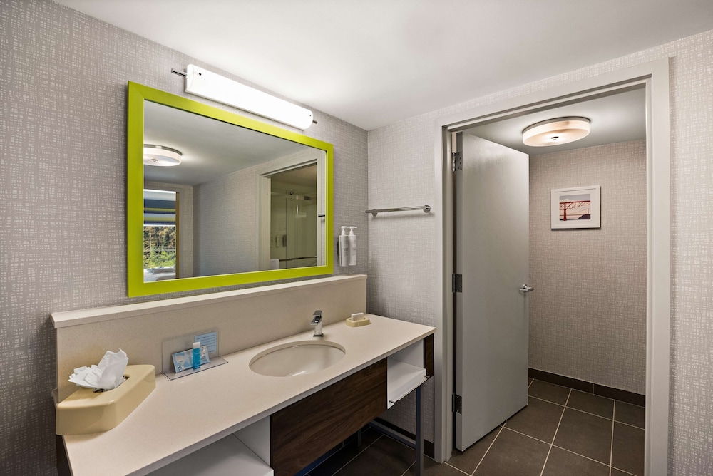 غرفة قياسية بسرير كينج، Hampton Inn & Suites Poughkeepsie 9/9