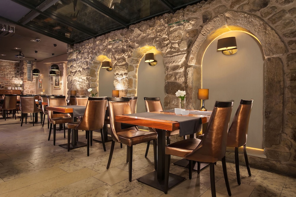 Hotel Rubinstein 36/50