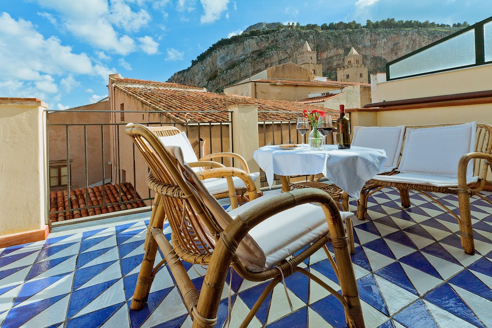 La Plumeria Hotel 54/55