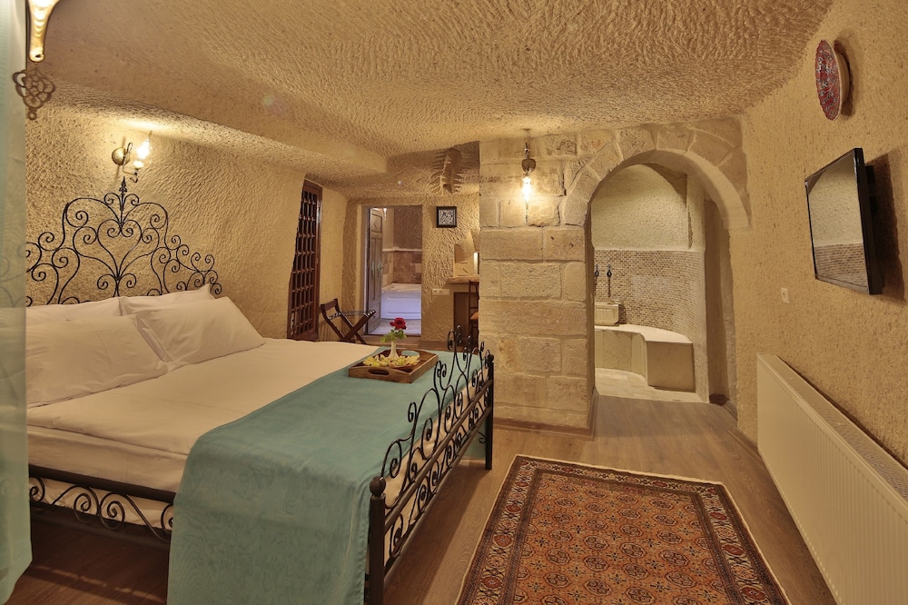 Jacob's Cave Suites 75/100