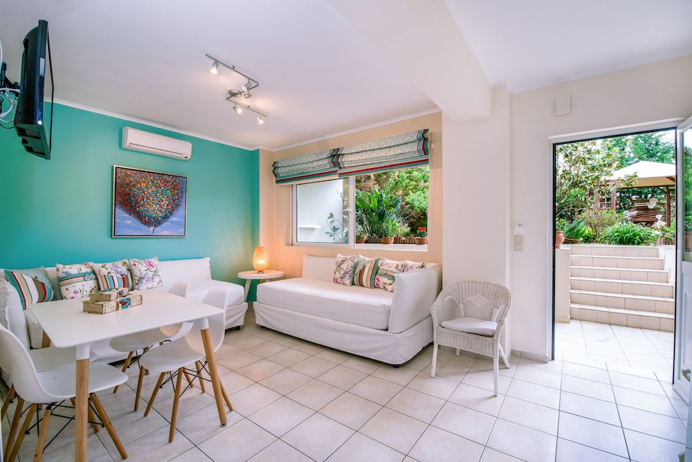 Stamatakis Boutique Studios 12/50