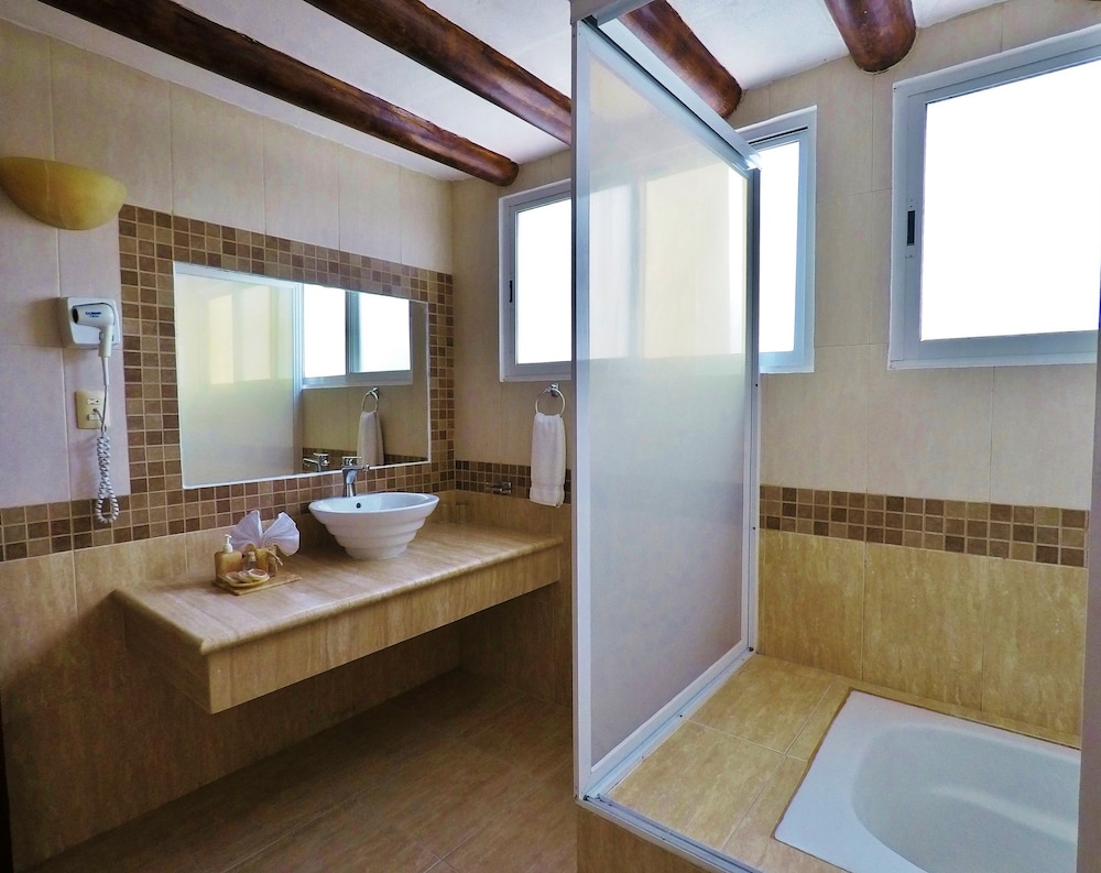 Hotel Suites El Campanario 38/39