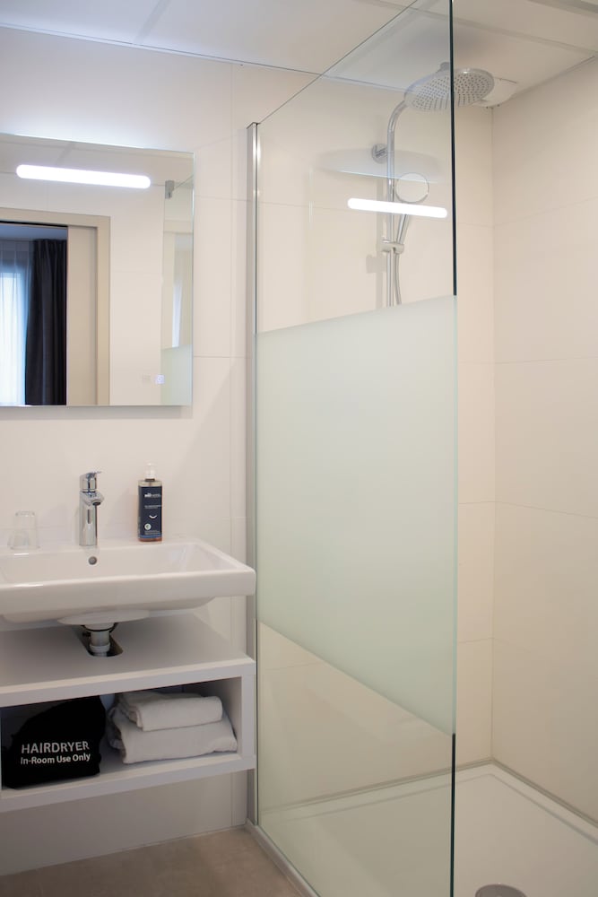 Room, Twin Beds, Brit Hotel Nantes La Beaujoire - L Amandine 8/9