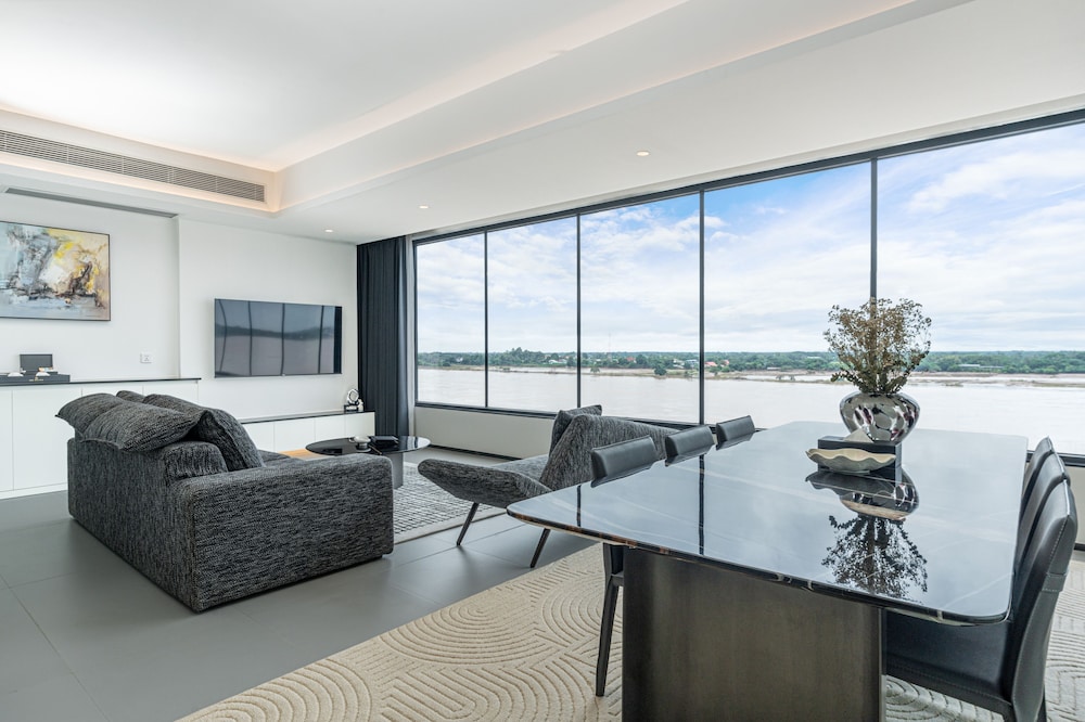 One Riviera Hotel and Residences 49/68