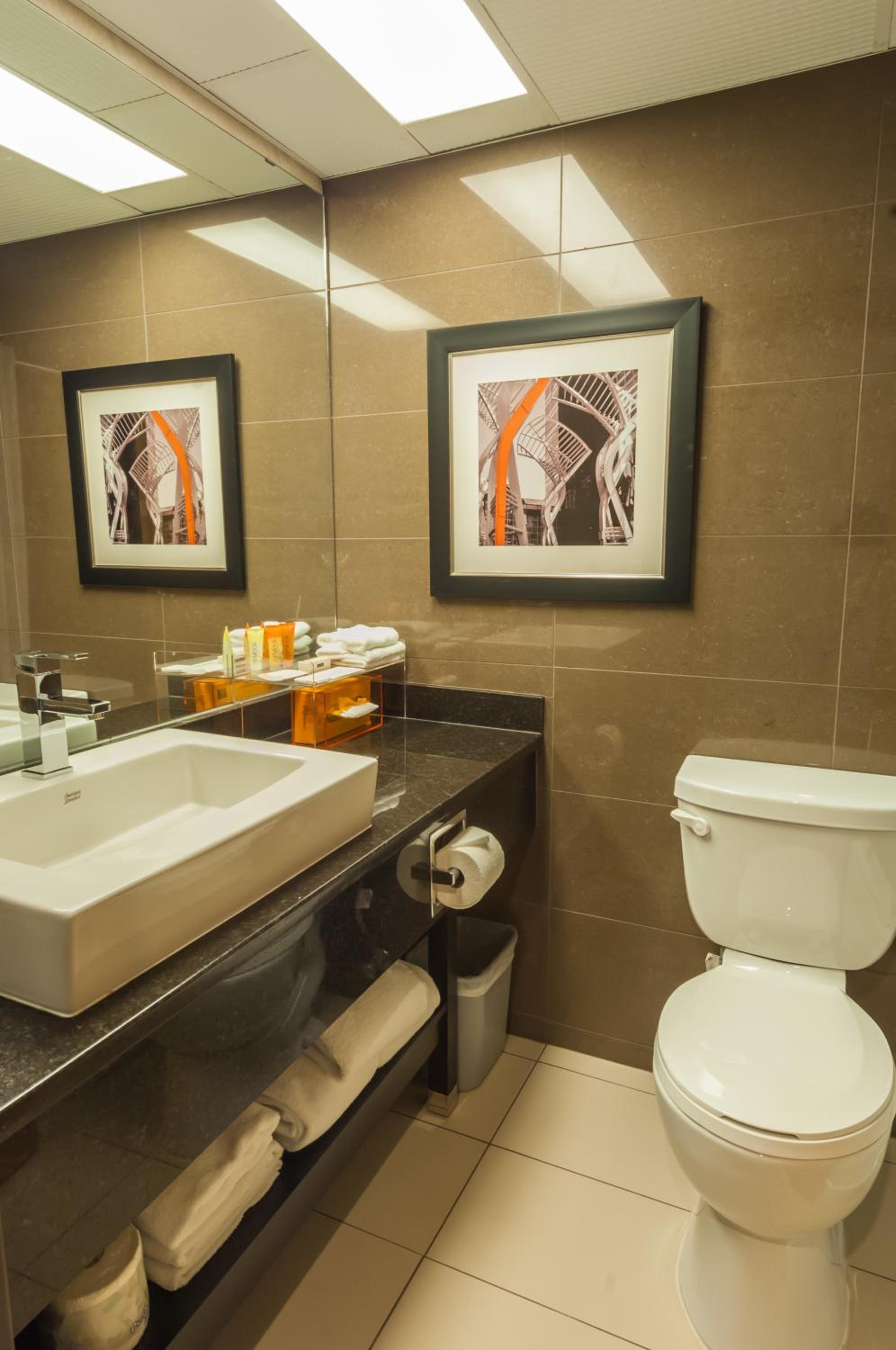 غرفة بسرير كوين يُسمح فيها بالحيوانات الأليفة، Village Park Inn Calgary 4/7