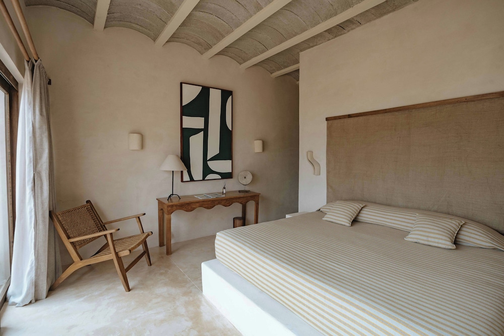 SUPERIOR, KING BED, BEACH FRONT