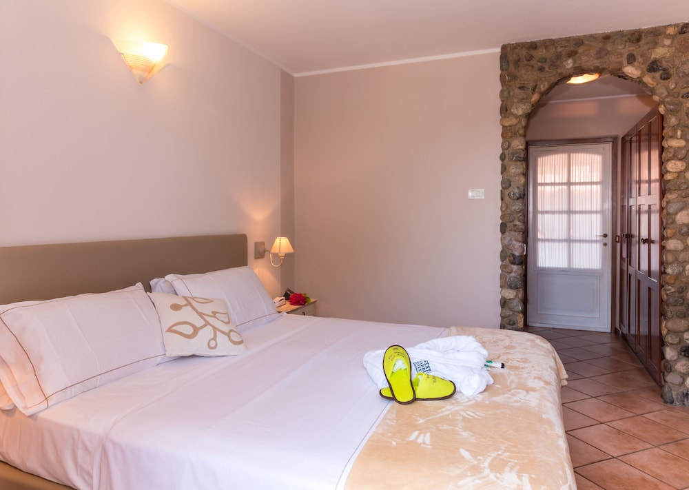 ROOM, DOUBLE BED