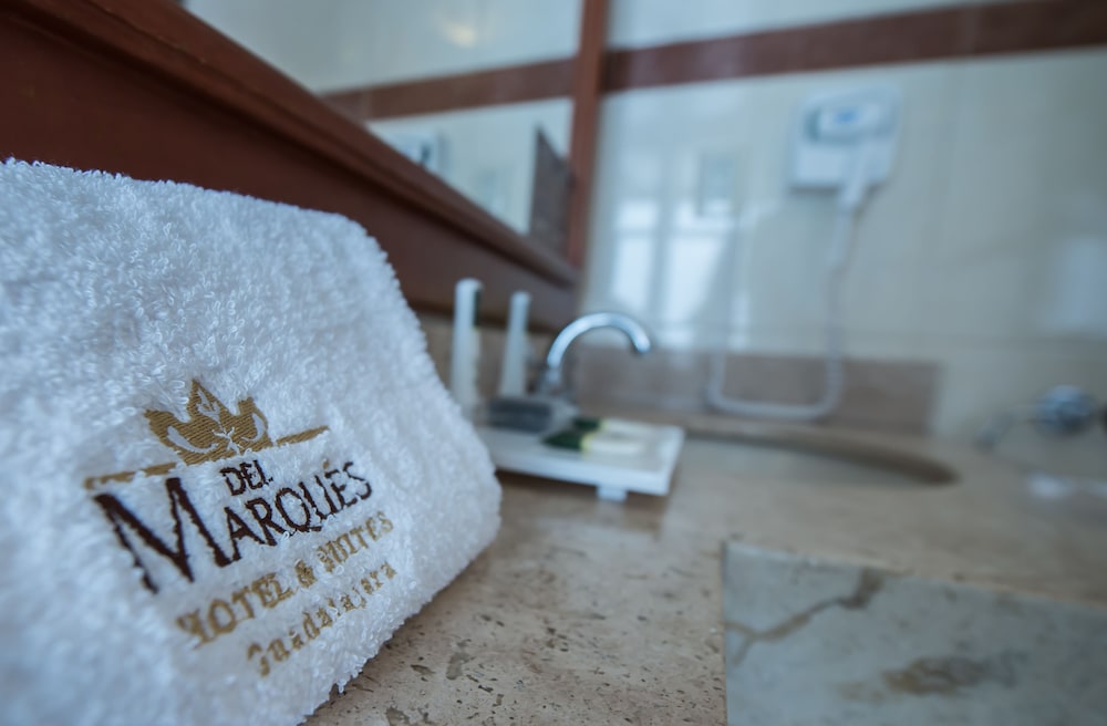 DEL MARQUES HOTEL AND SUITES 33/53