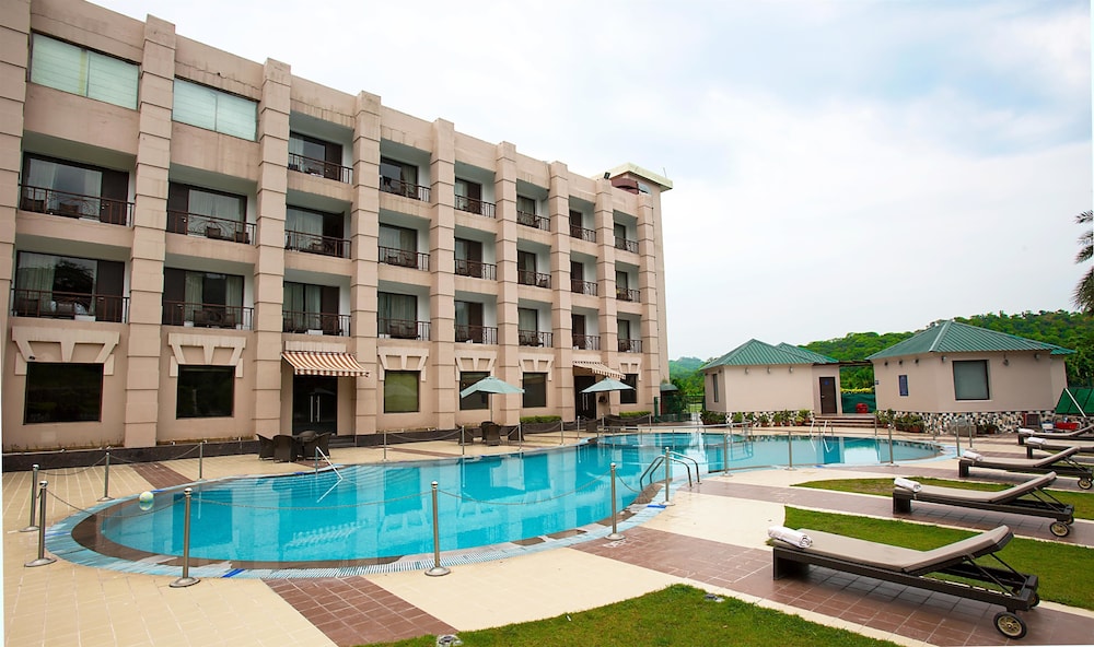 Golden Tulip Chandigarh Panchkula 1/29