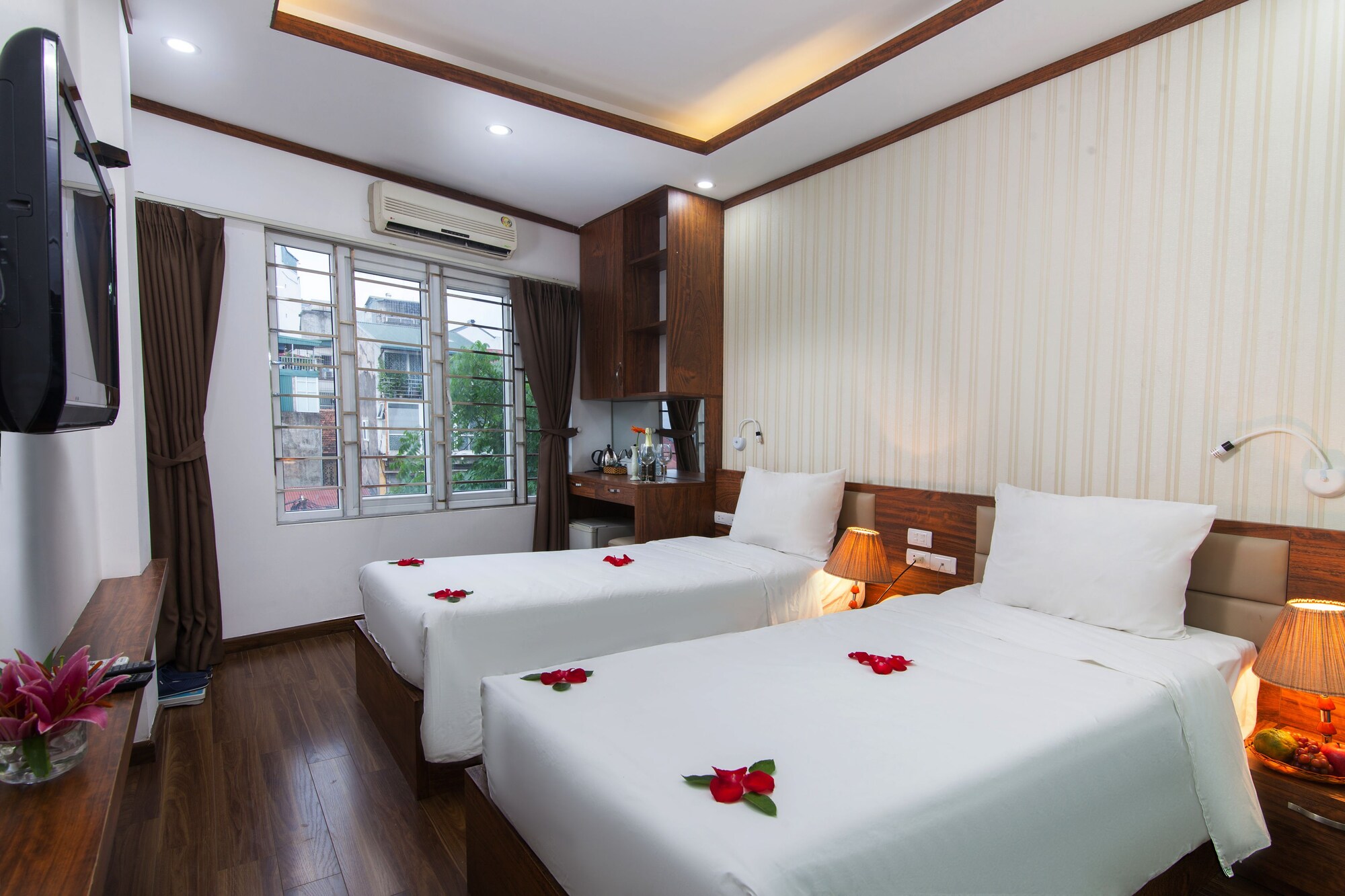 DELUXE, TWIN BEDS, CITY VIEW