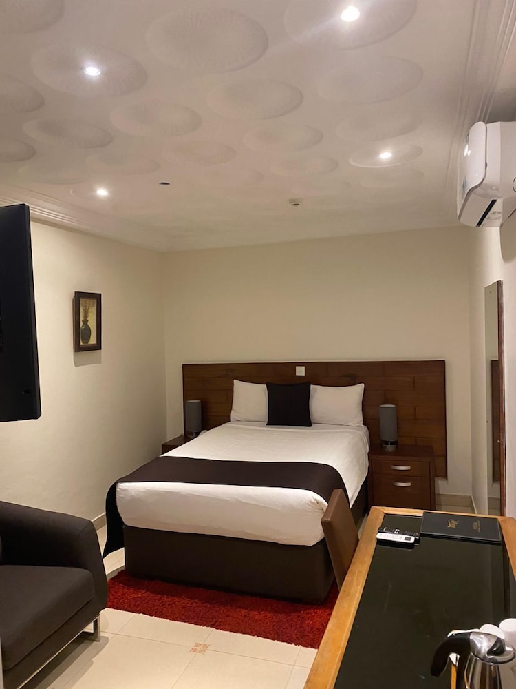 Airport West Hotel 21/75