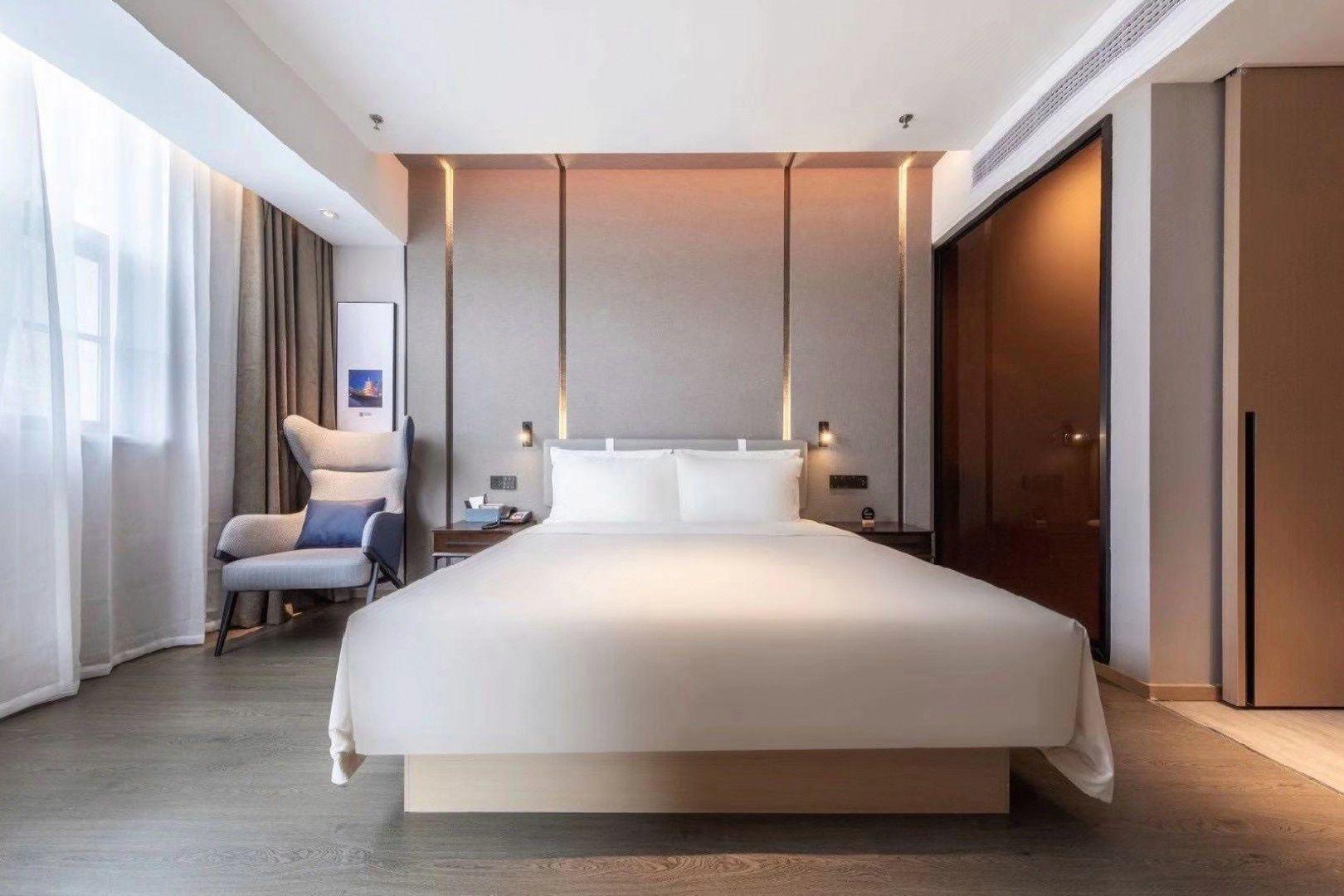 Elegant, Queen Bed, Attic