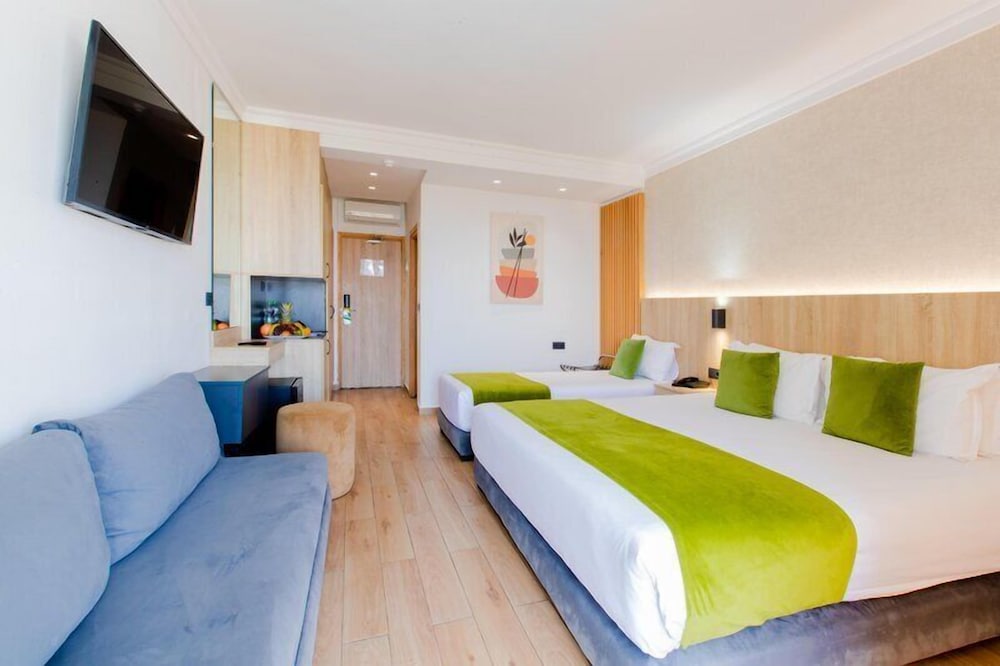 غرفة عائلية بثلاثة أسرّة بإطلالة على البحر مع أريكة، Argana Hotel 3/10