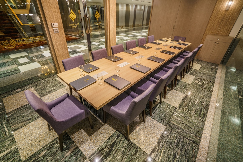 New Season Square Hotel 34/39