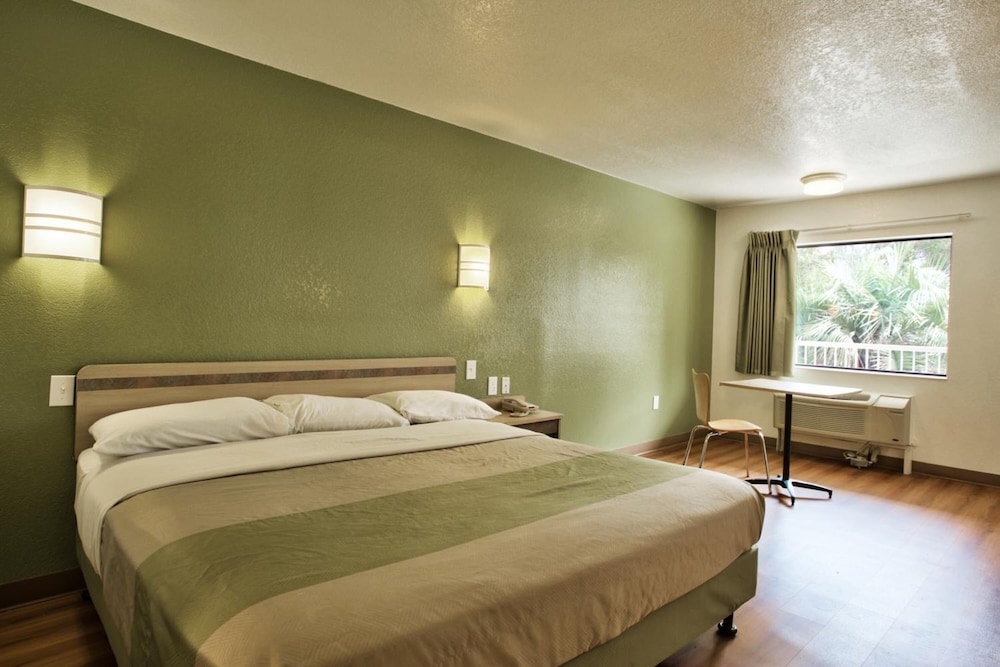 غرفة ديلوكس بسرير كوين بمطبخ صغير، Motel6 Tallahassee, FL - Downtown 3/7