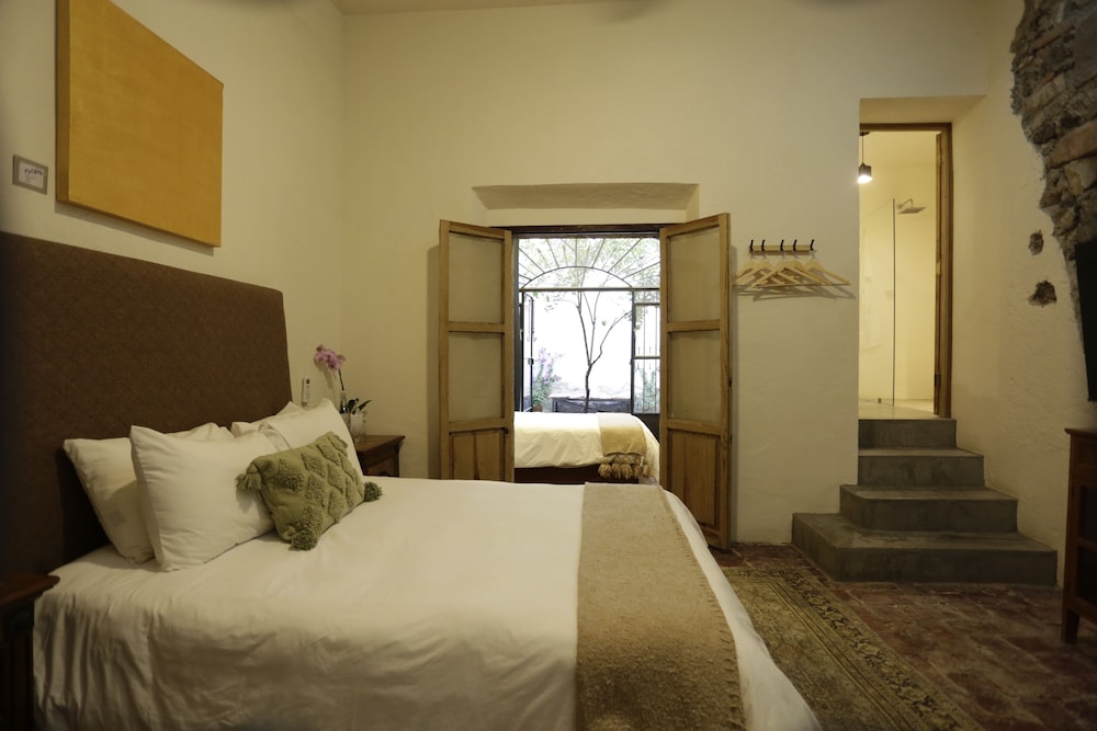 COELIA, 2 QUEEN BEDS