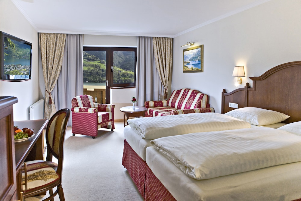 JUNIOR SUITE, DOUBLE BED, LAKE VIEW, BALCONY