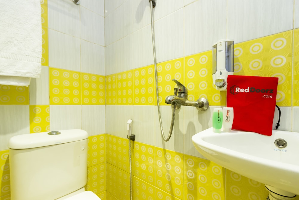 Reddoorz Near Gajah Mada Plaza 2 12/27