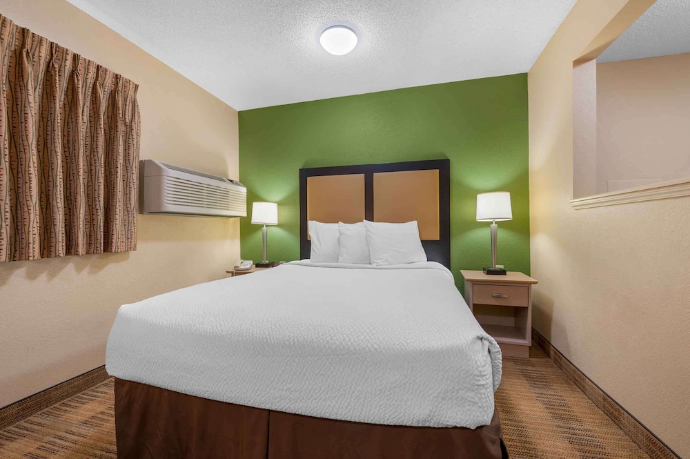 DELUXE, STUDIO, QUEEN BED, SOFA, ACCESSIBLE