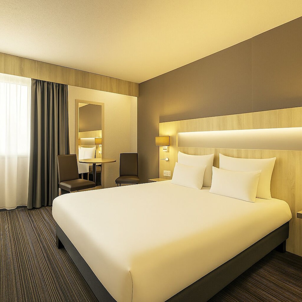COMFORT, QUEEN BED, POOL VIEW