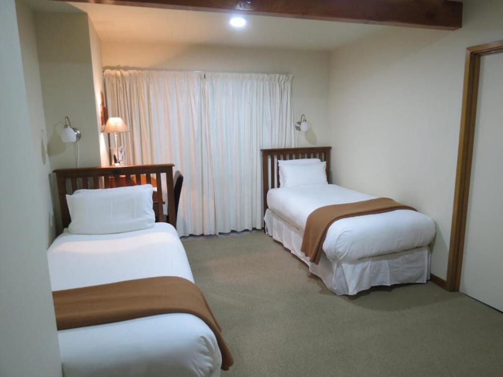 Lodge, Twin Beds