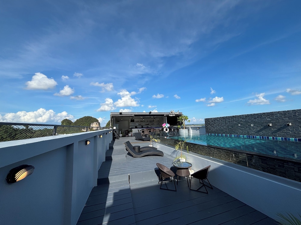 THE SEENS HOTEL 34/39