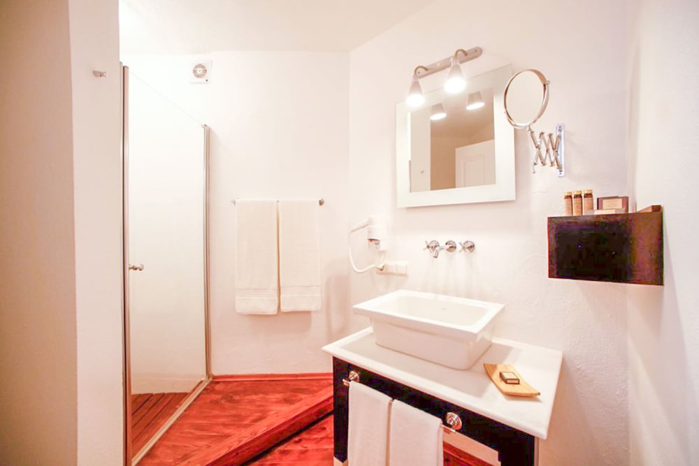 4reasons Hotel And Bistro 74/76