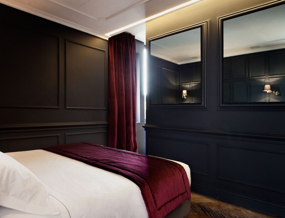 THE CORNER TOWNHOUSE 19/50
