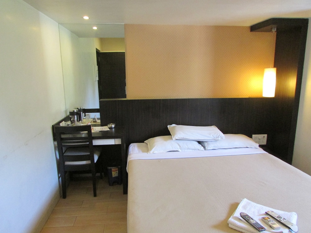 Hotel Mourya Residency 6/17