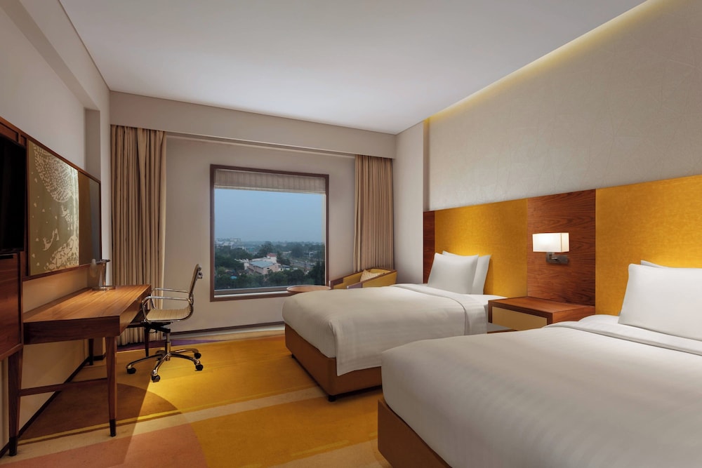 Room, Twin Beds, Pool View