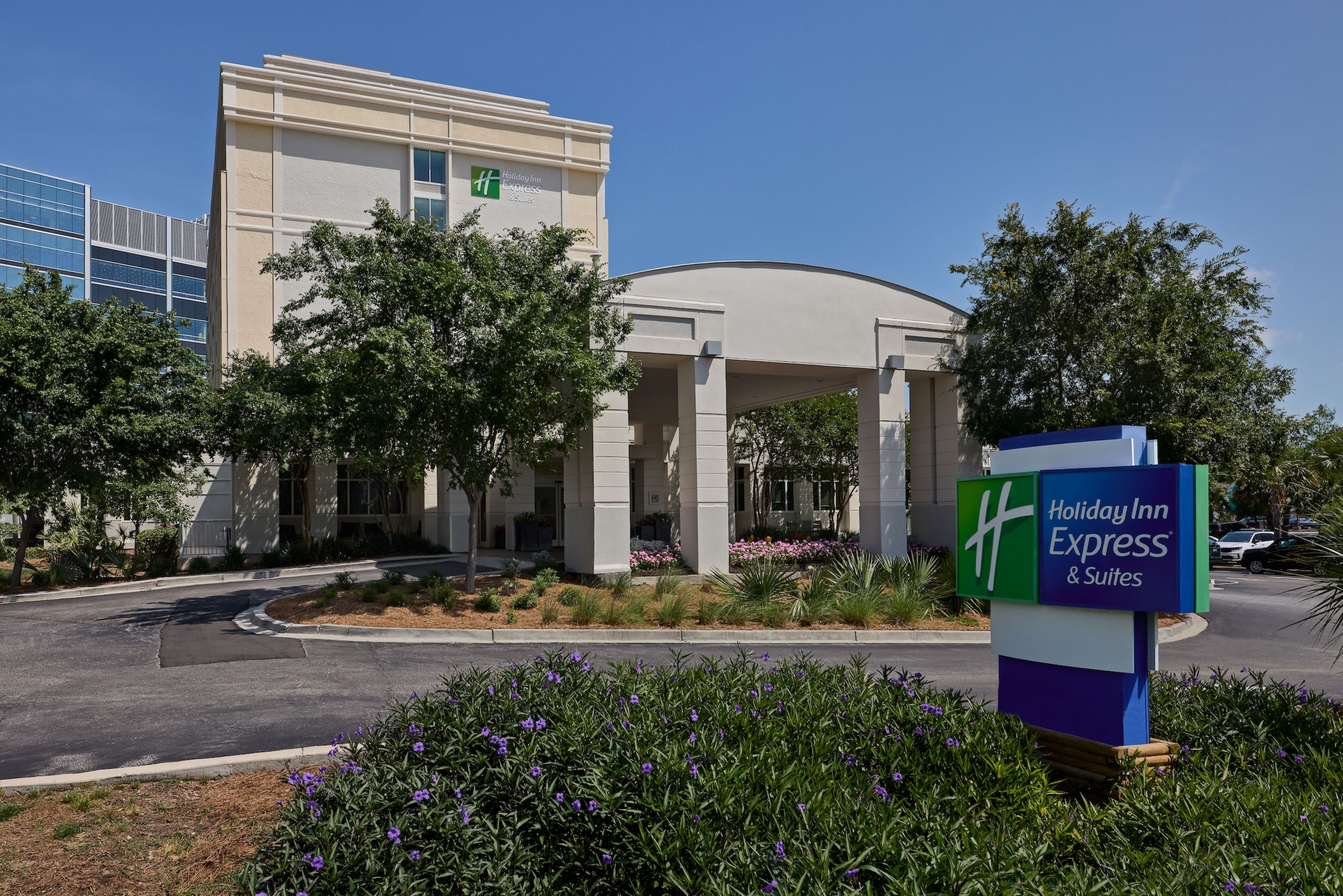Holiday Inn Express & Suites Charleston Dwtn - Westedge, an IHG Hotel 33/34