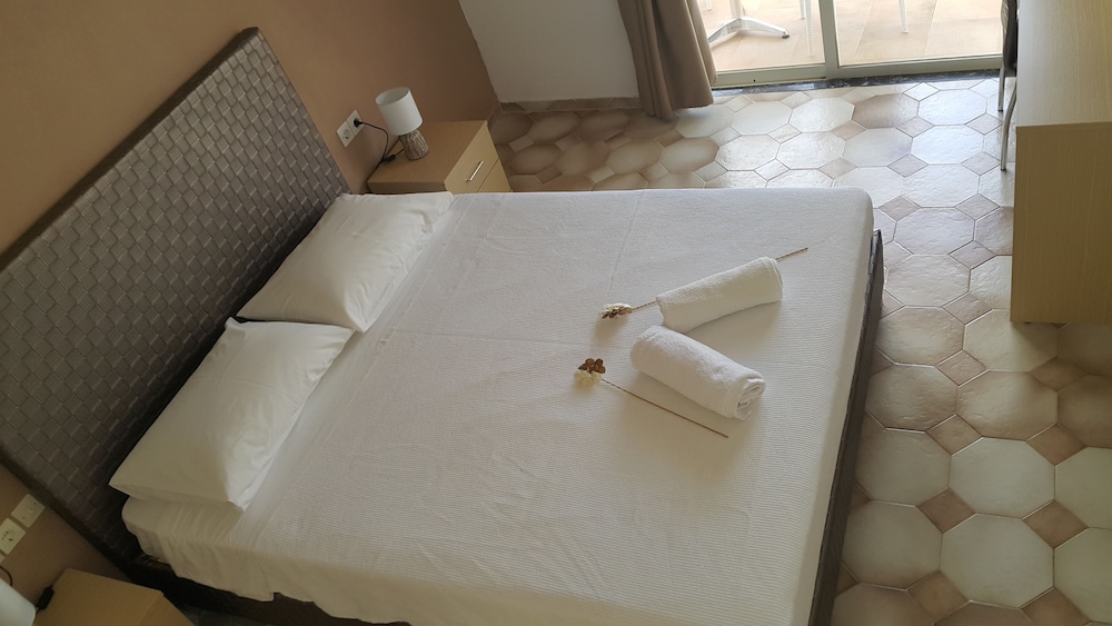 Maroula Blue Studios And Suites 13/70