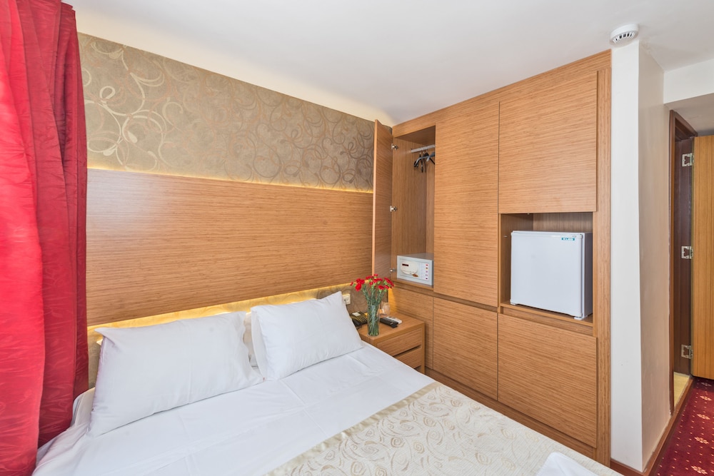 ROOM, SINGLE