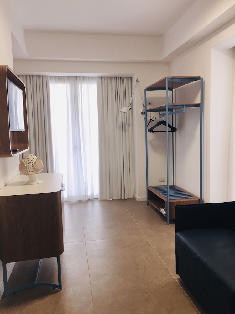 M F Hotel 58/72