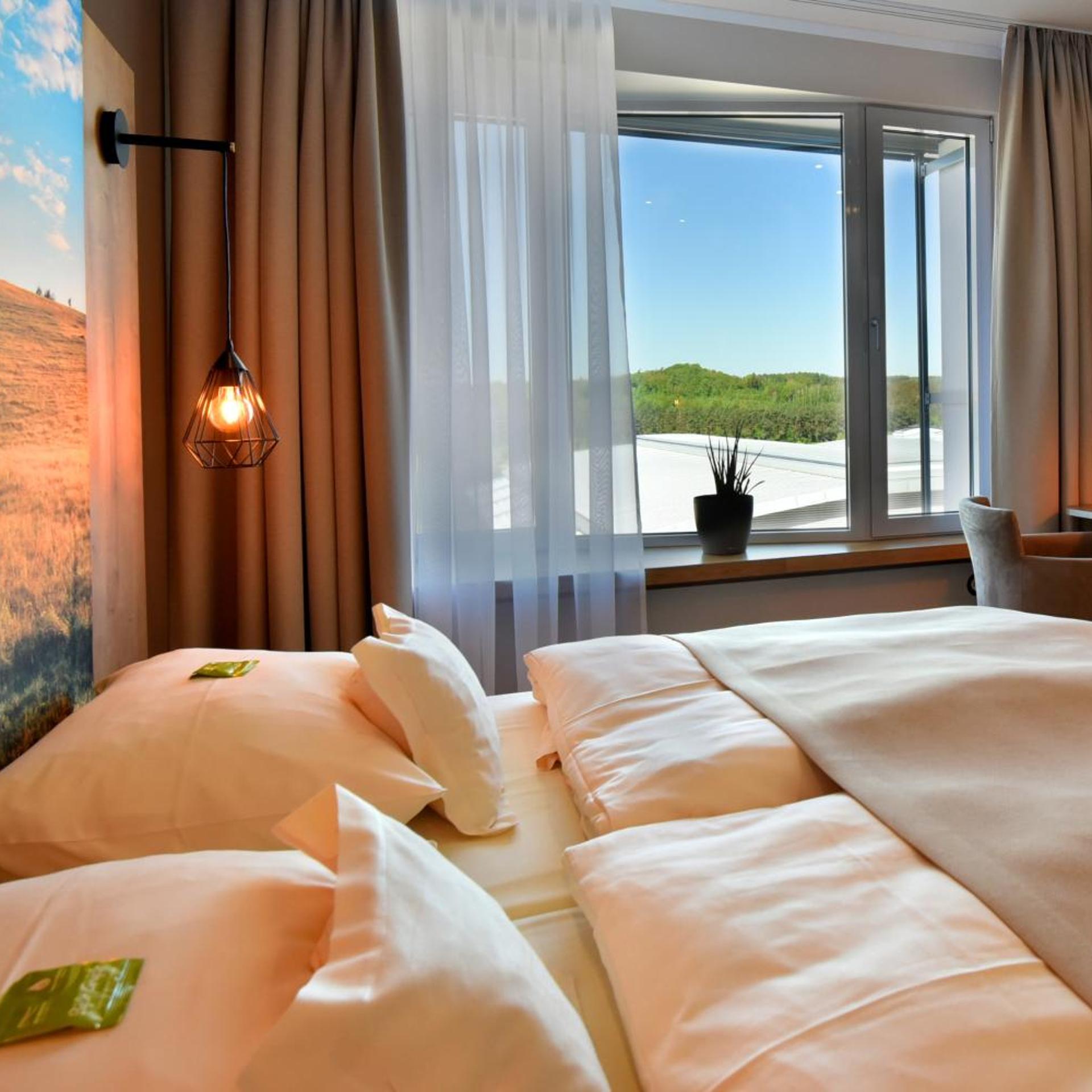 Junior Suite, King Bed, Lake Side