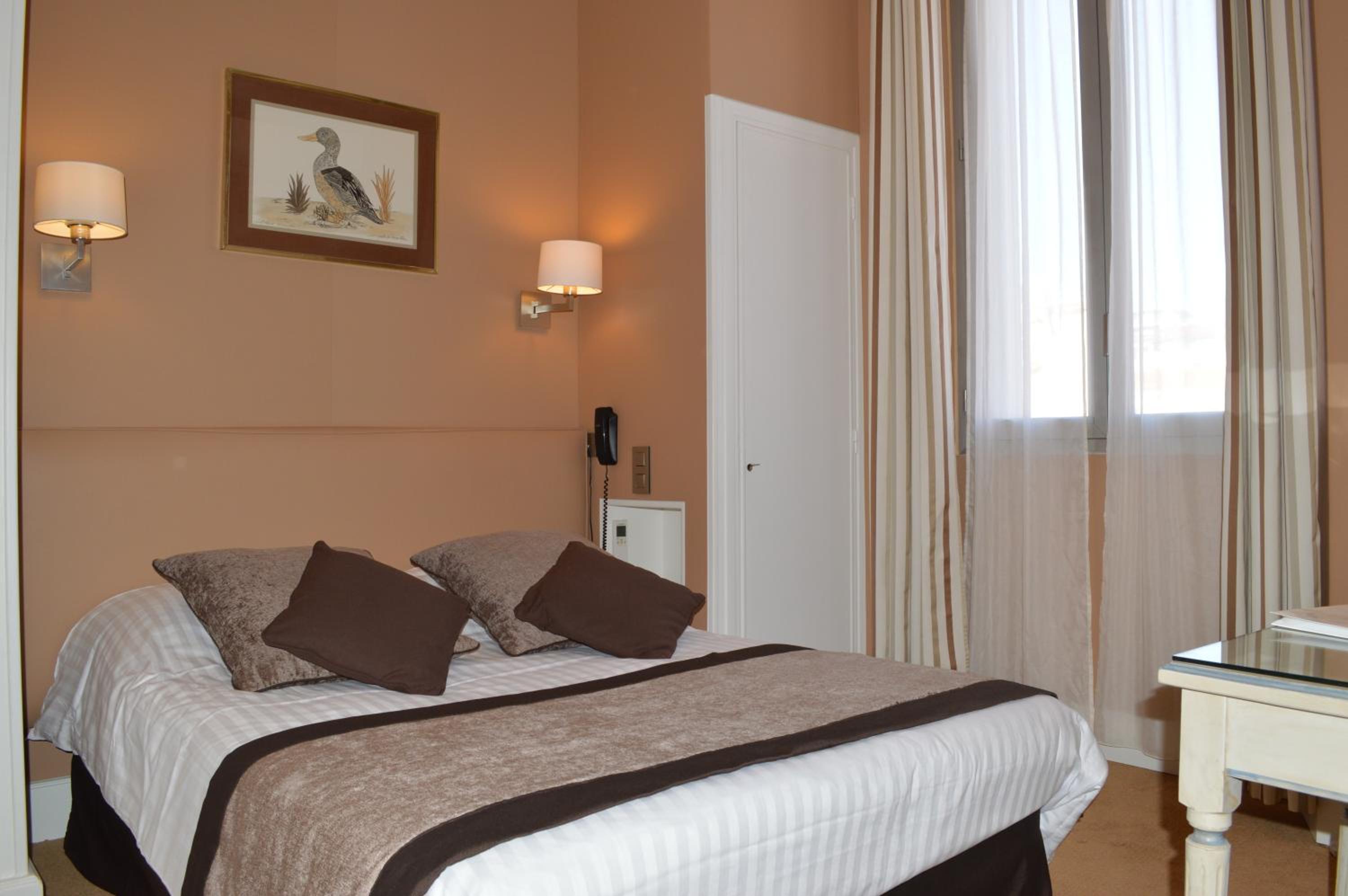Standard, Queen Bed, City View