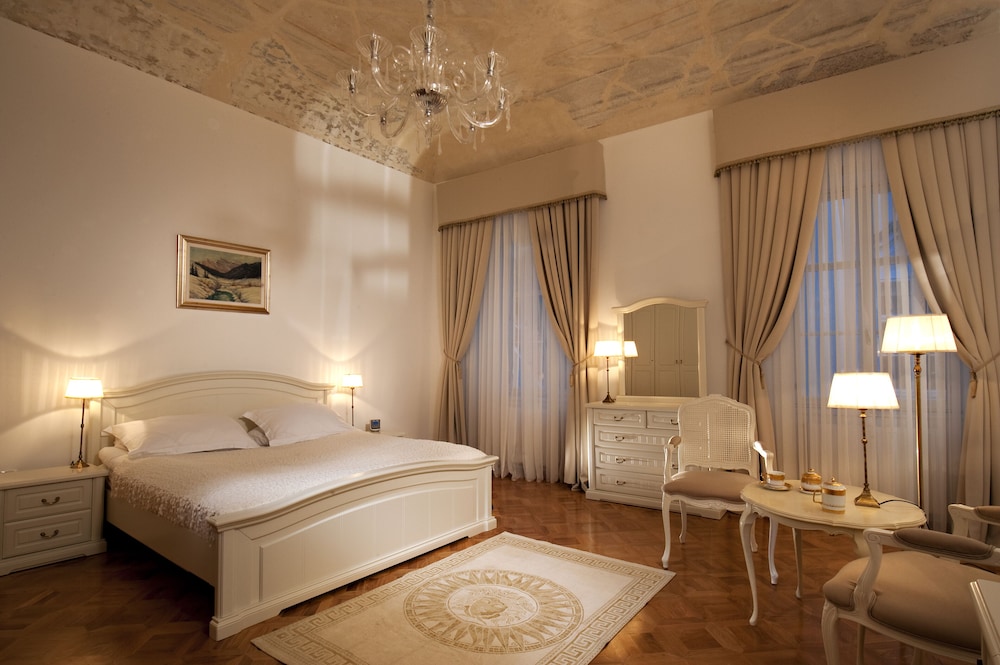 BUSINESS, DOUBLE BED