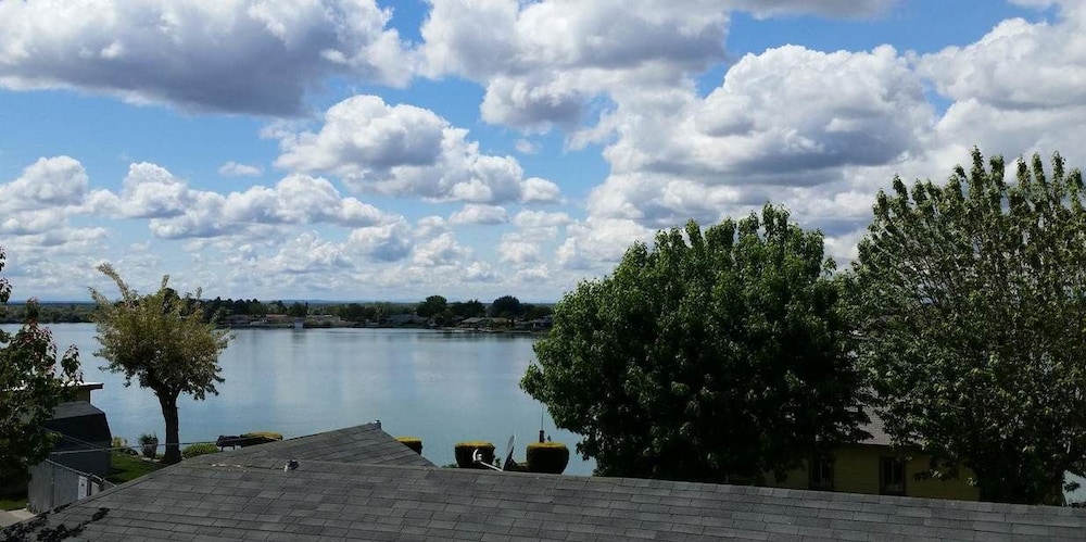 Lakeshore Inn 42/53