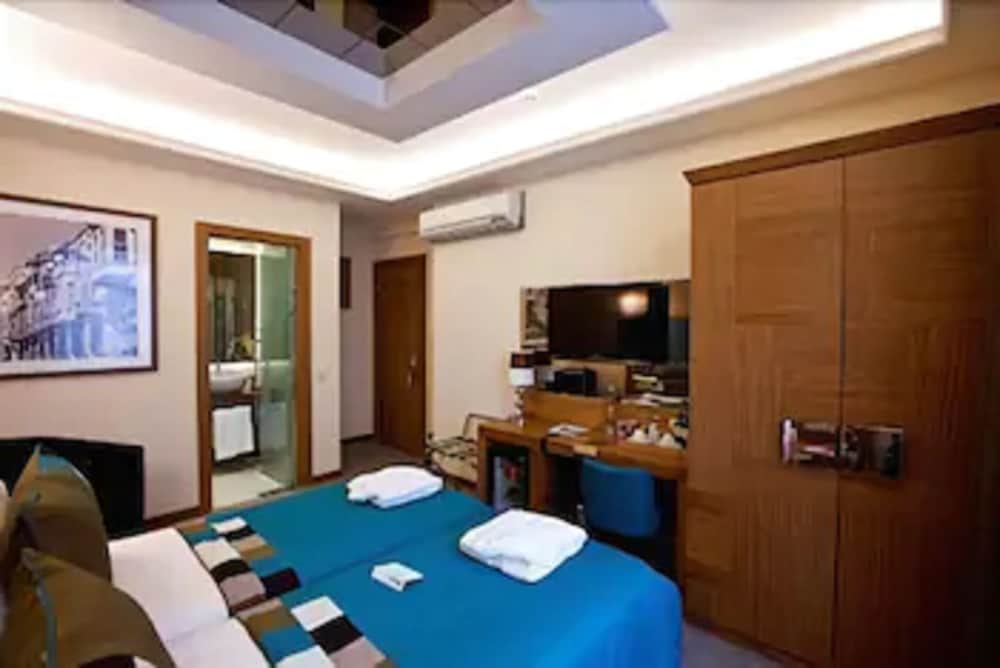 Collage Pera Hotel 24/30
