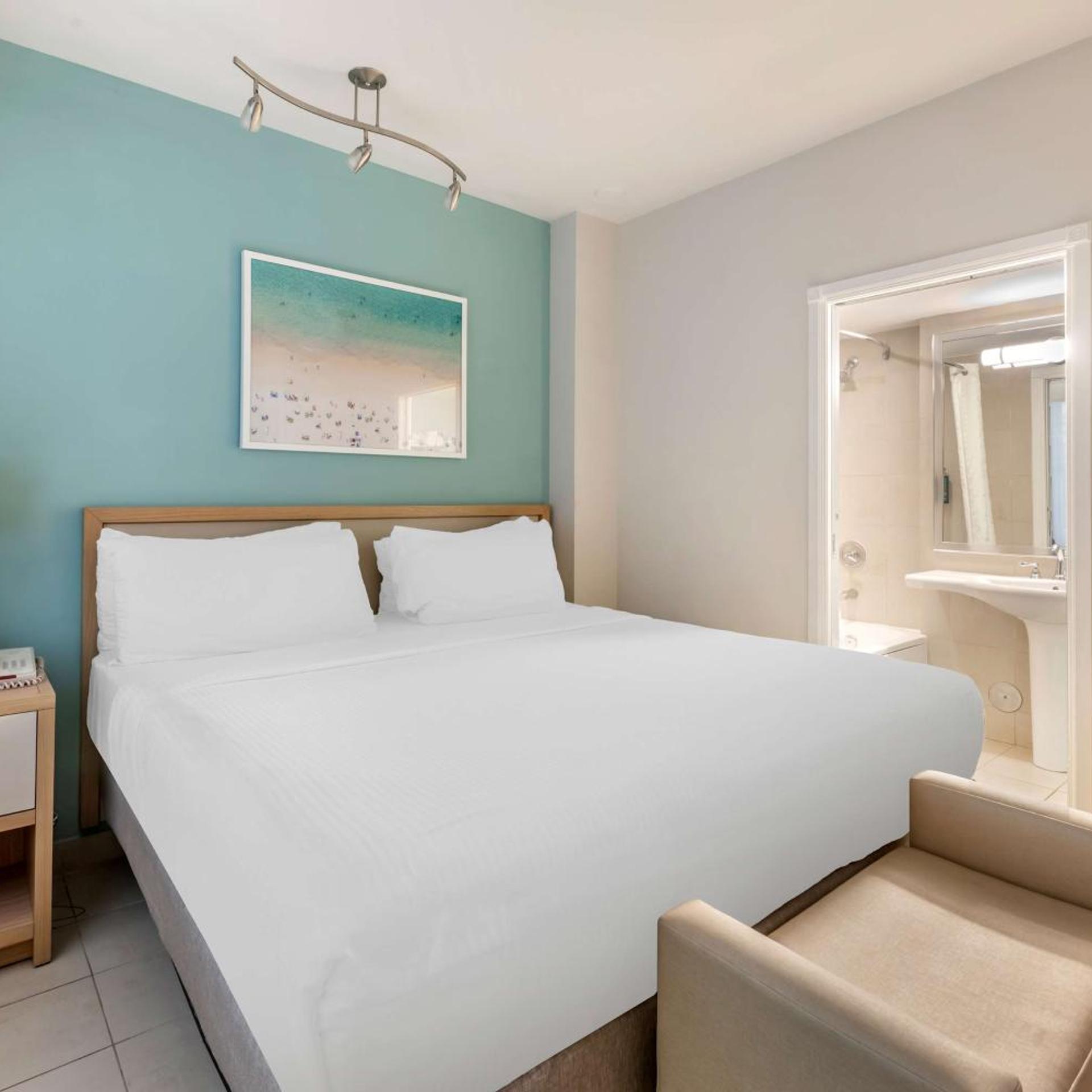 جناح بسرير كينج وسريرين كينج بغرفتي نوم مع أريكة، Hilton Vacation Club Crescent on South Beach Miami 2/4