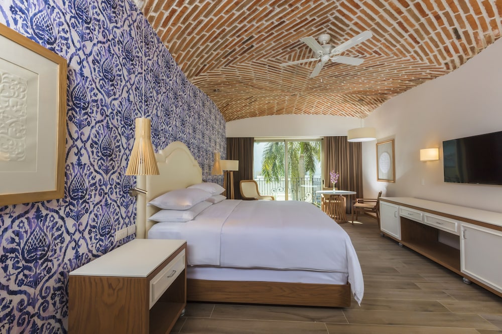 HACIENDA, JUNIOR SUITE, KING BED