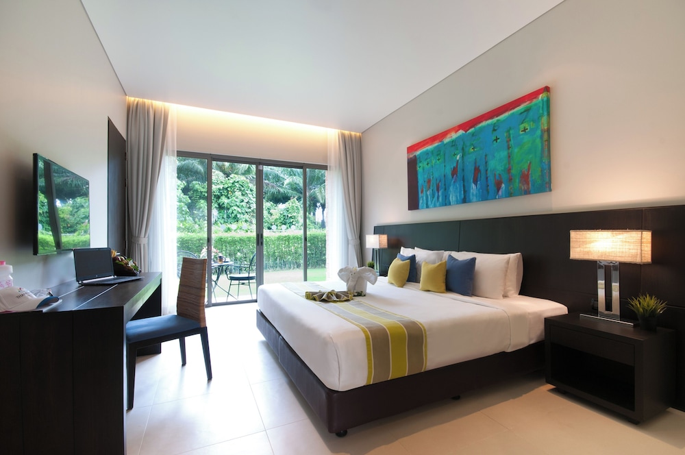 DELUXE, KING BED, POOL WING