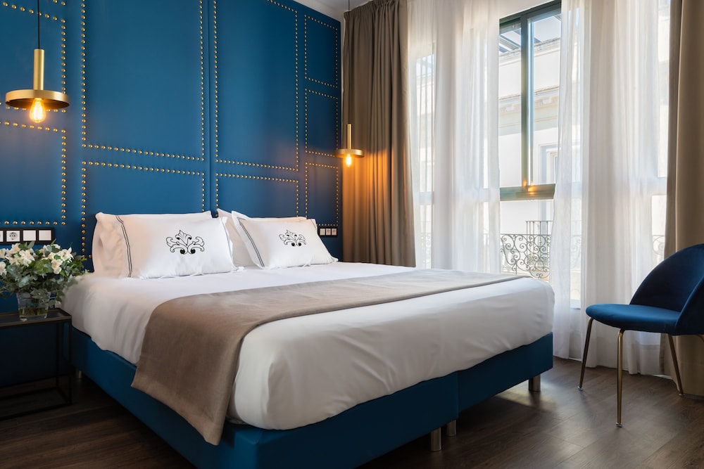 PENTHOUSE, 1 QUEEN AND 1 SINGLE BED, SOFA, JETTED TUB, TERRACE