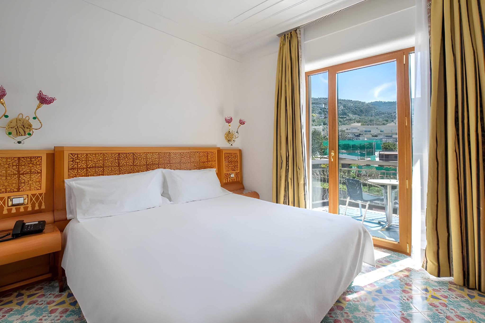 Classic, Double or Twin Bed, Street View, Balcony