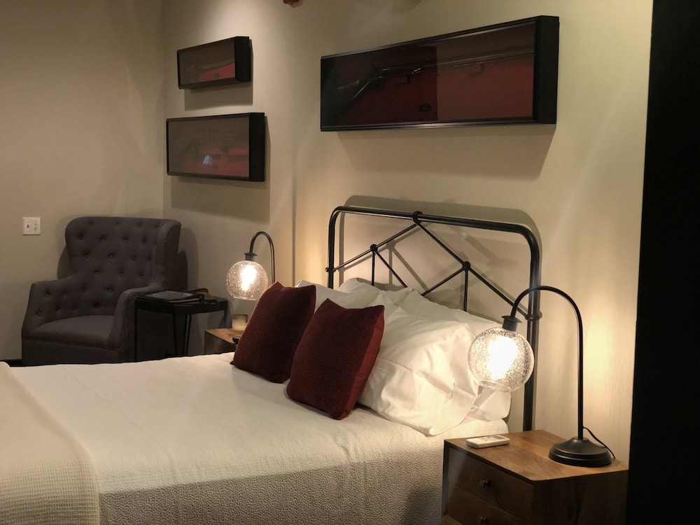 Gunrunner Boutique Hotel 10/63