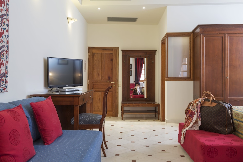 Casa Delfino Suites 73/93