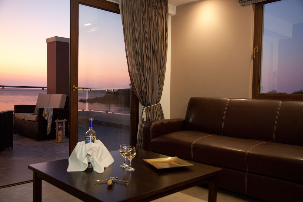 Golden Bay Suites 43/67